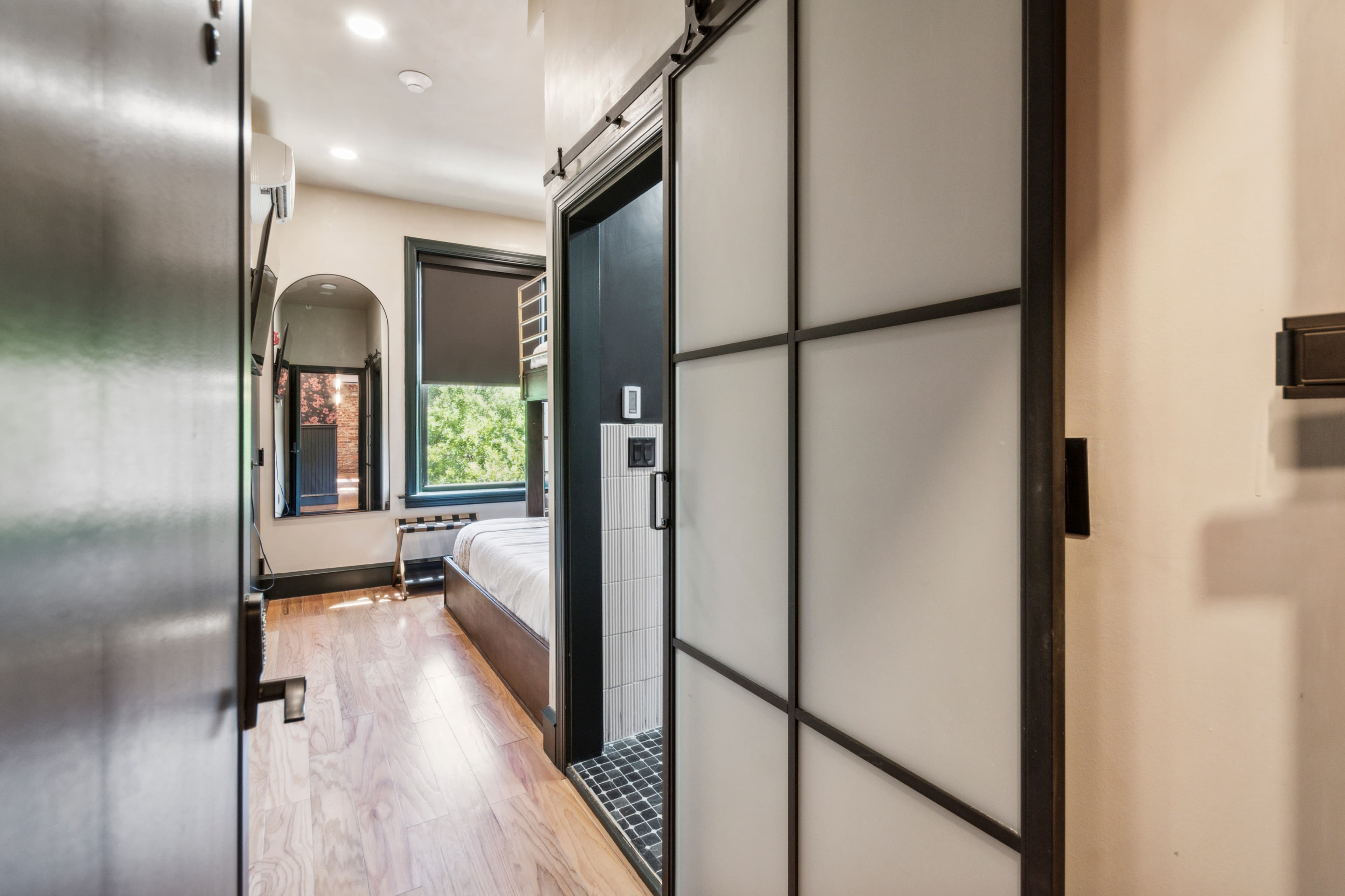 Bunk room — stacked queen beds