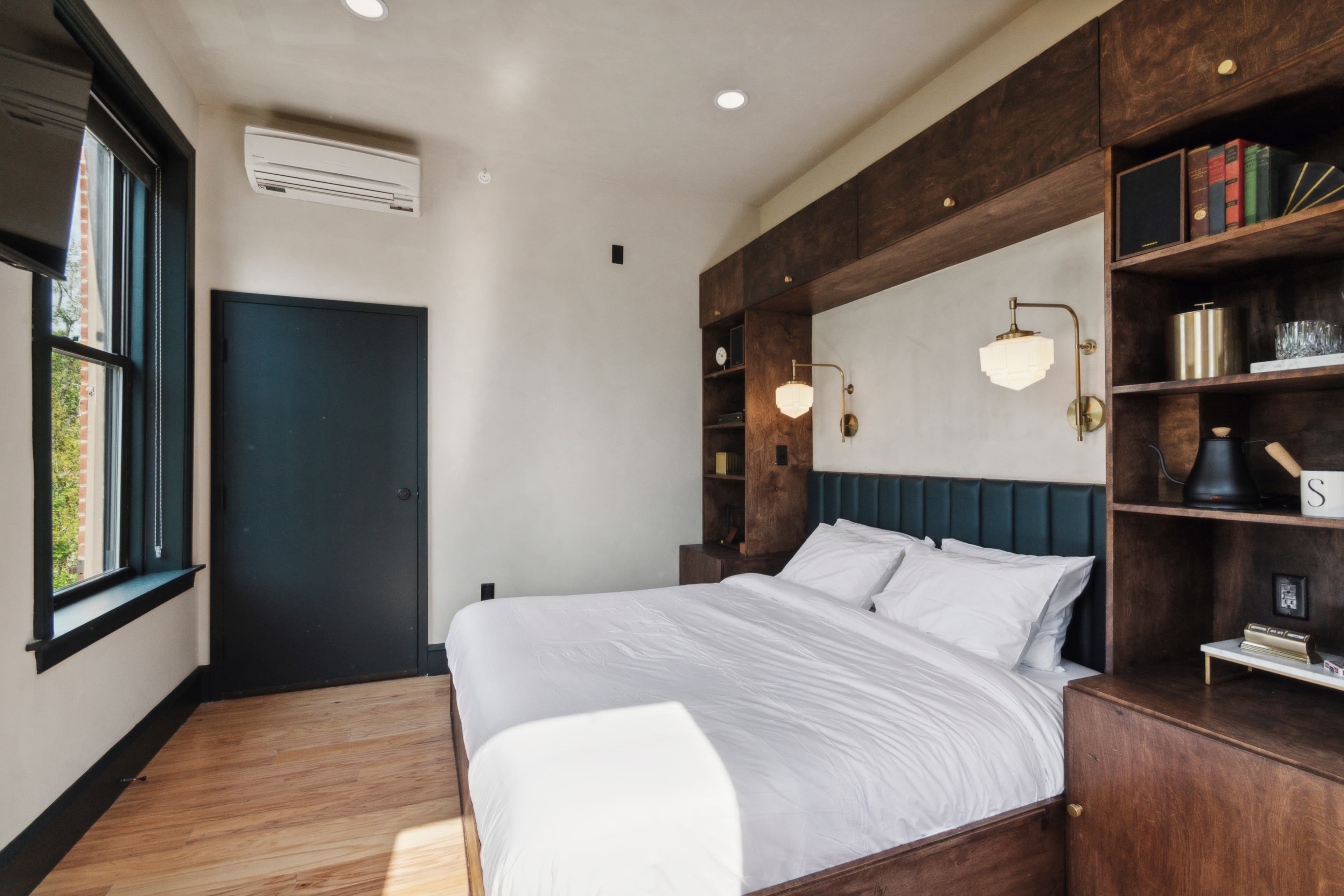 King room — interior detail