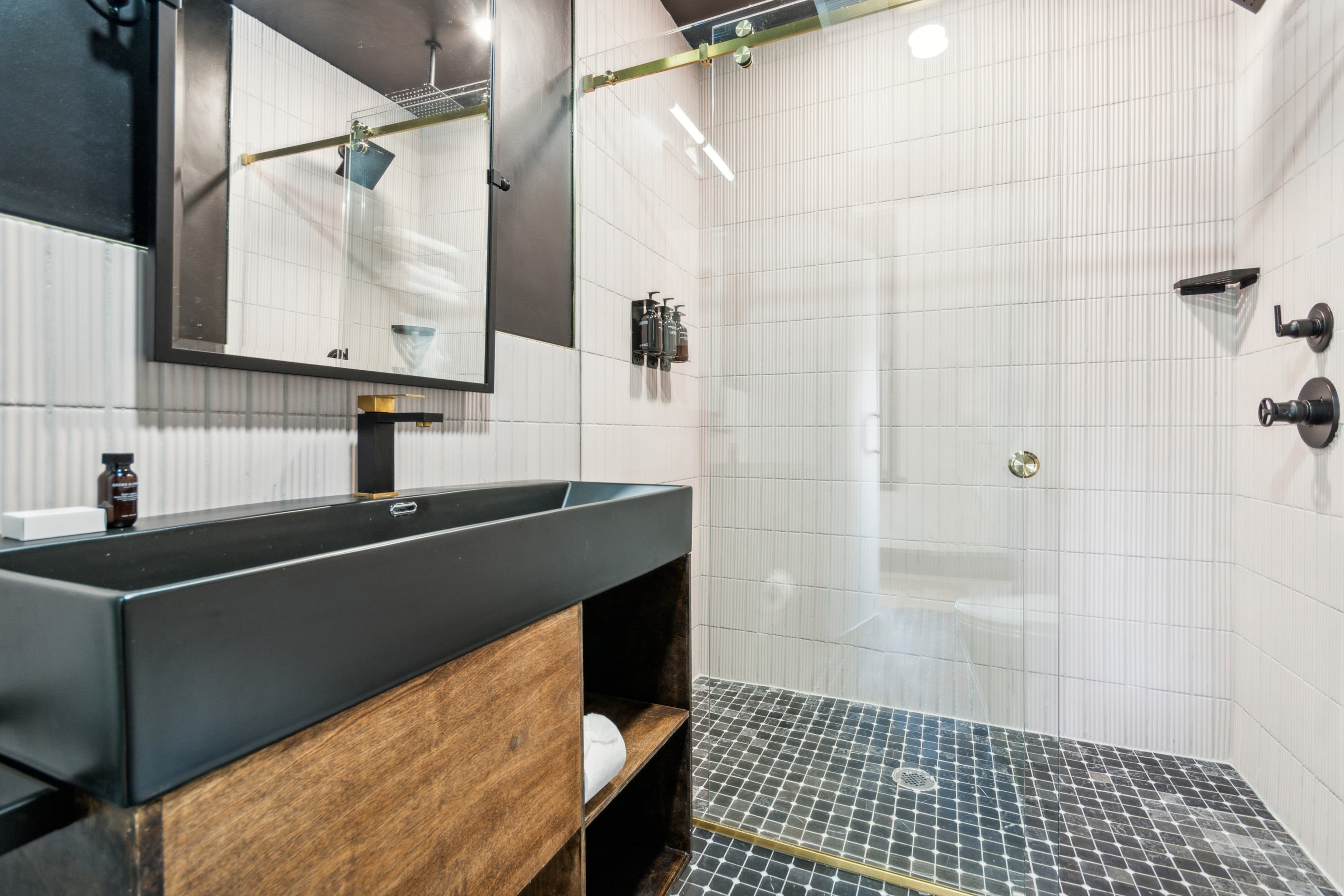 King room — black-and-white tile bath