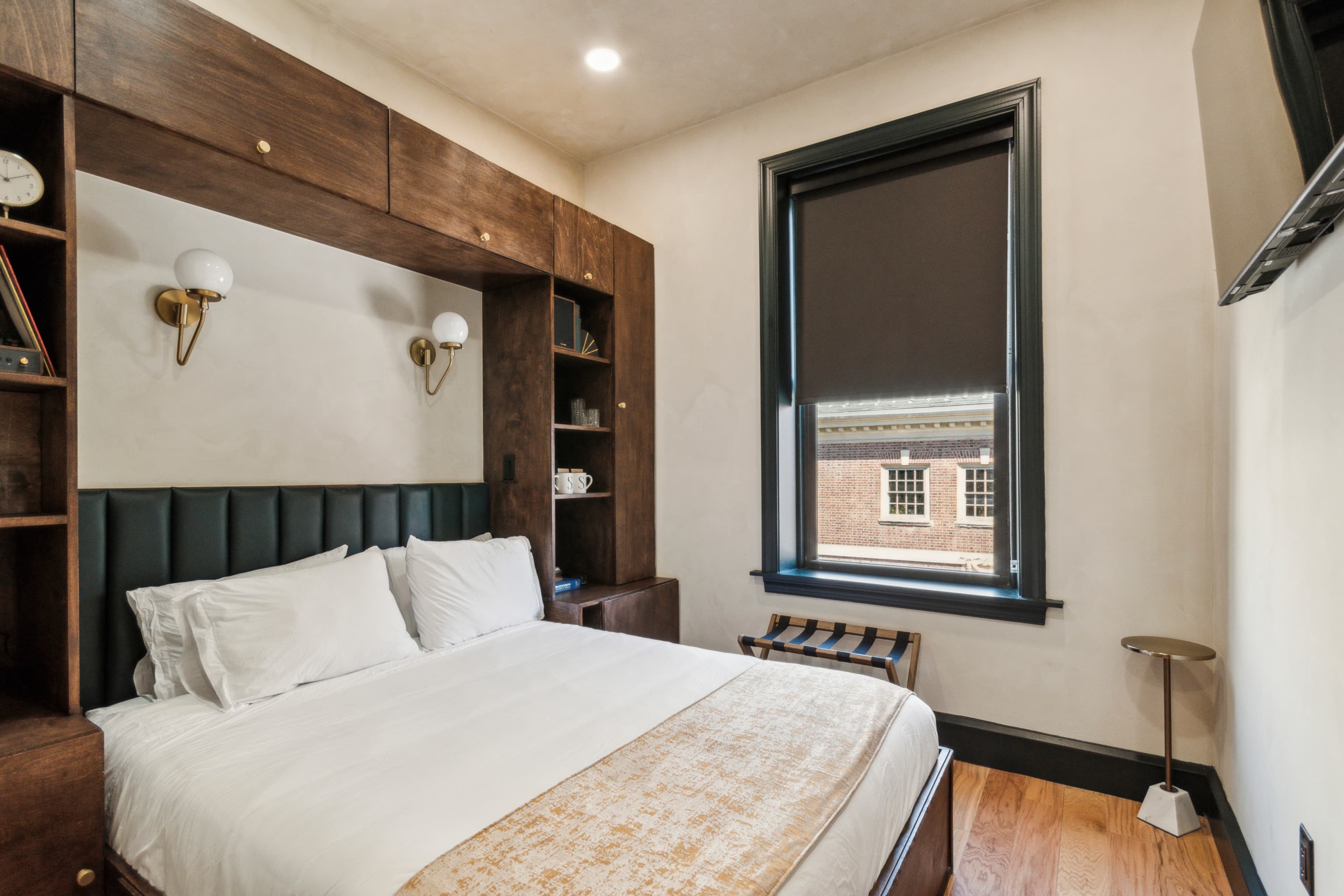 Queen room — interior detail