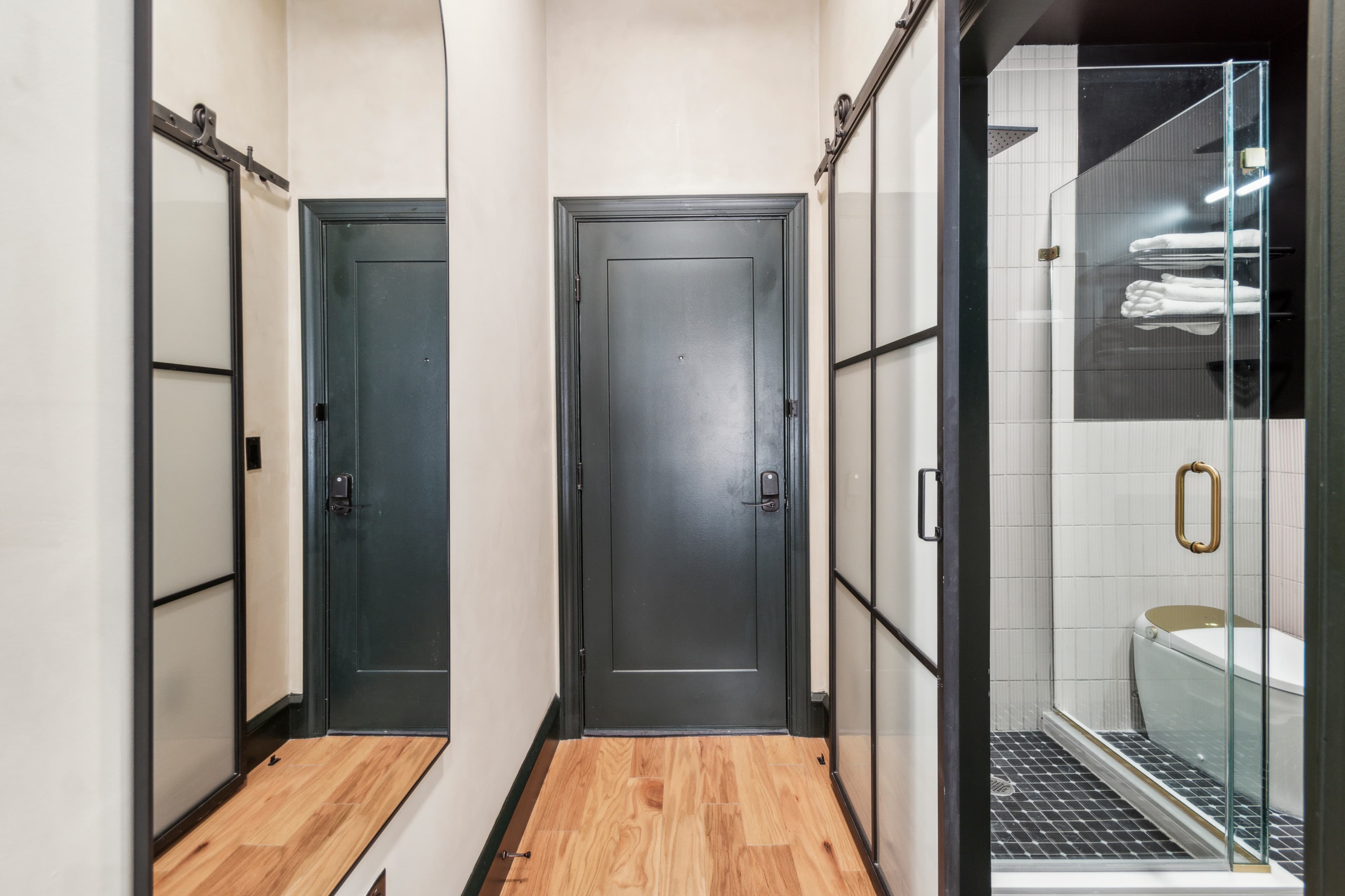 Queen room — window light